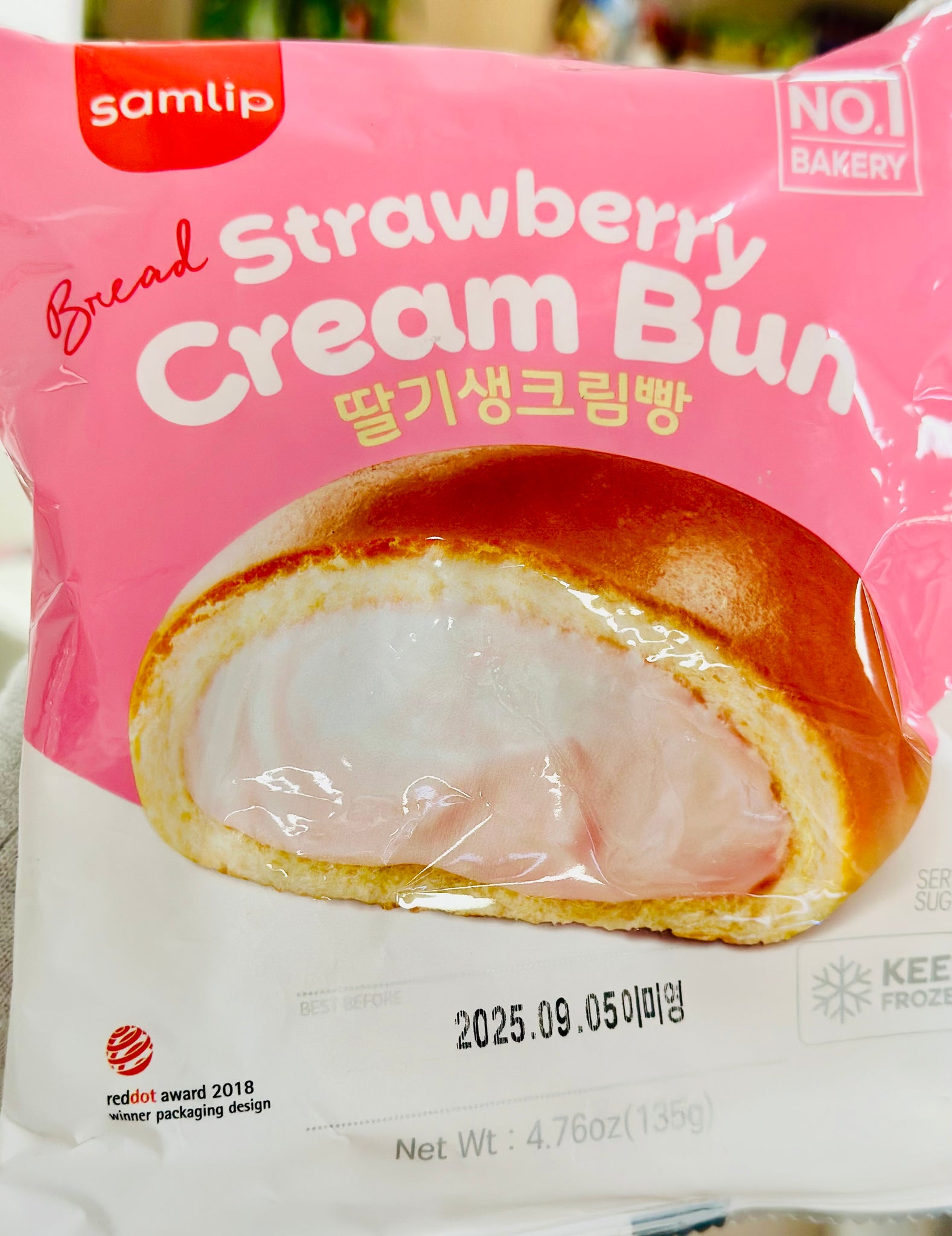 Samlip strawberry cream bun